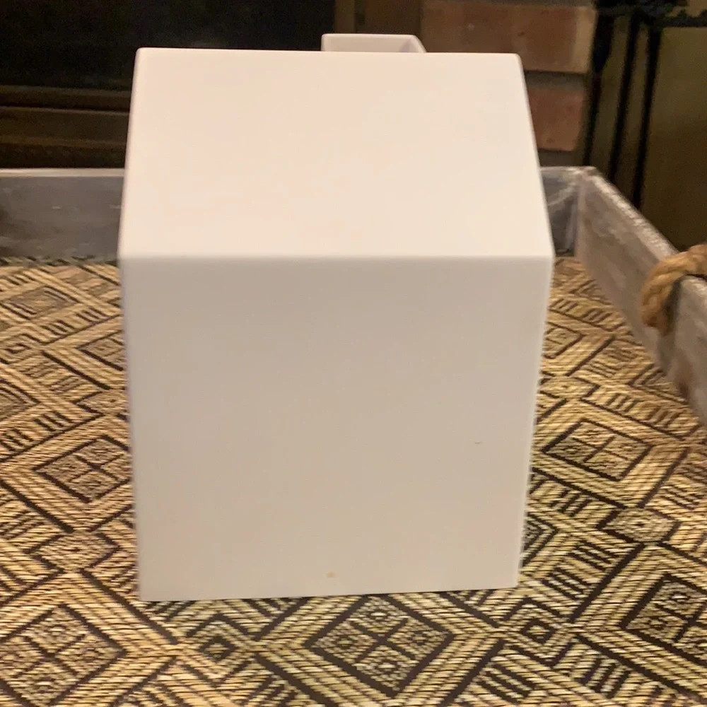 💥 $5 if bundled UMBRA House Tissue Box Cover Casa Home silhouette NWT